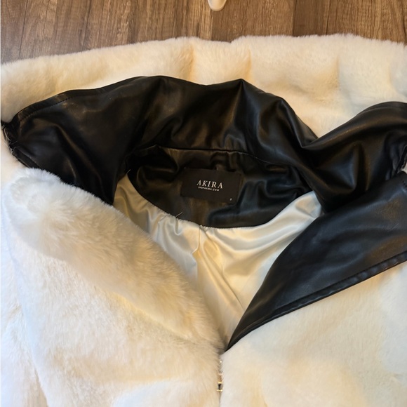 The Akira Label Montego white Faux Fur Biker Jacket Women’s Small NEW - Picture 13 of 16